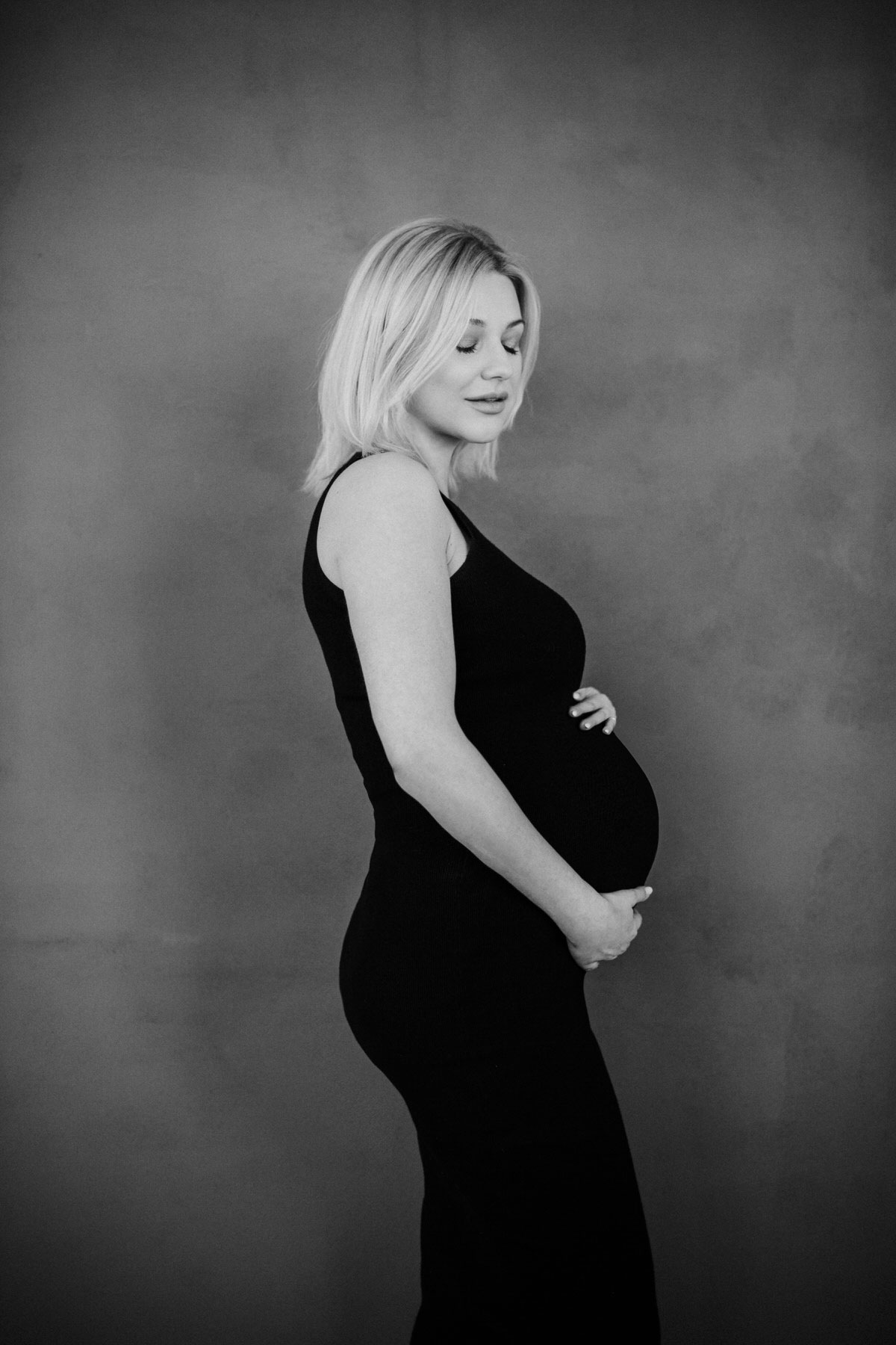 Elegant maternity portrait ideas, black and white maternity photo ideas, S…